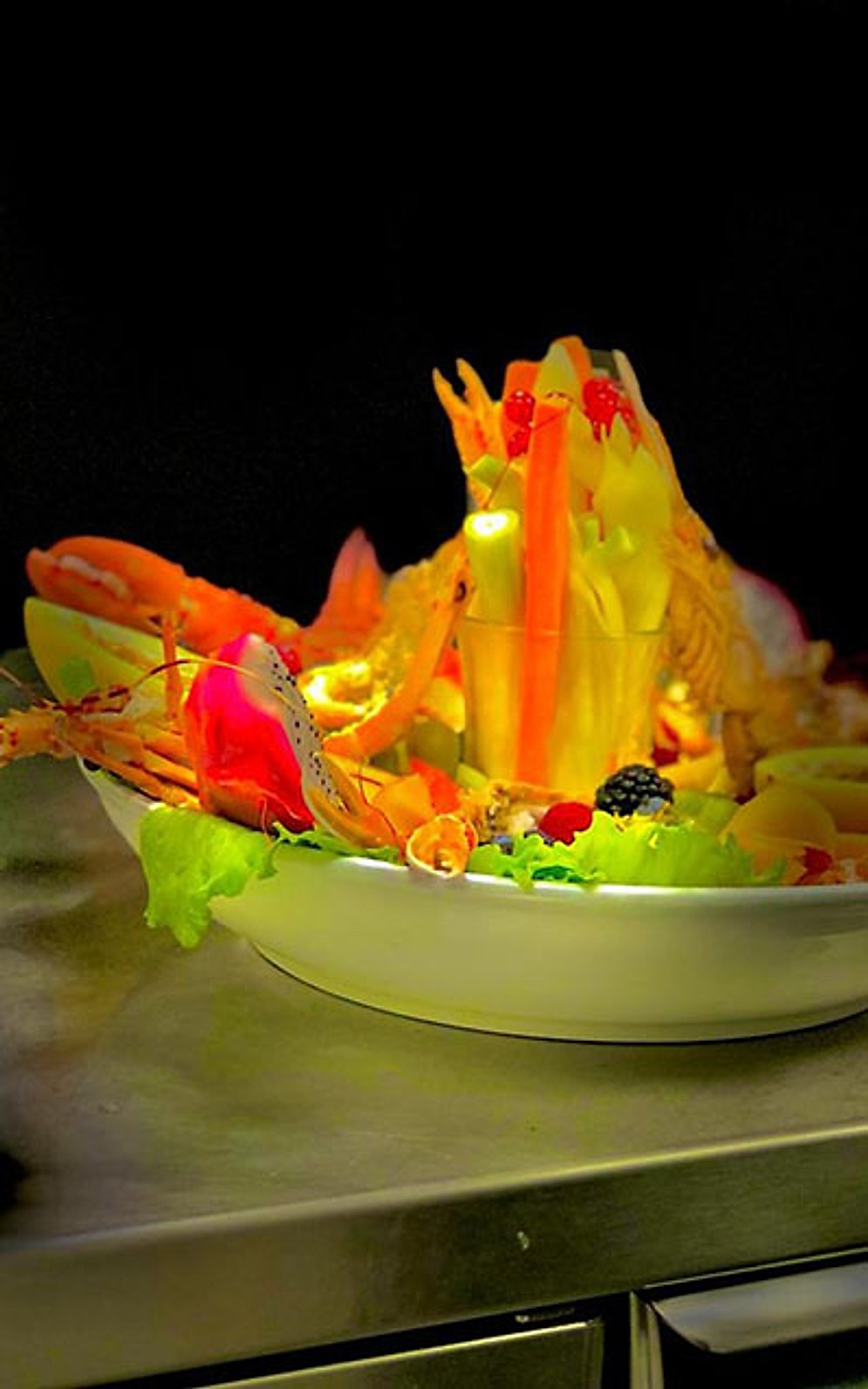 Crudité di crostacei e verdure servita al ristorante